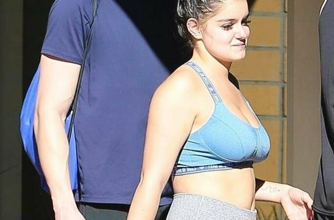 Ariel Winter’s Cameltoe (31 Photos)