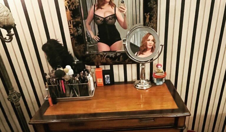 Christina Hendricks Shows Off Her Boobs (1 Sexy Photo)