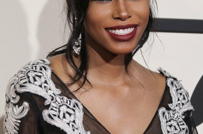 Diamond White Cleavage (2 Photos)