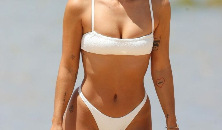 Domenica Calarco Flaunts Her Curves on the Beach (23 Photos)