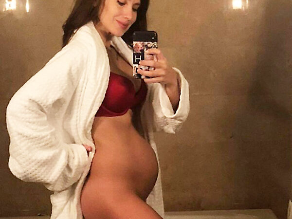 Hilaria Baldwin Thomas Nude Pantyless Selfie — Pregnant Pics With Children & Breast Feeding