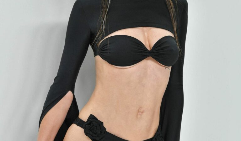 Julia Fox Displays Her Sexy Tits & Waist at the 2022 CFDA Fashion Awards (104 Photos)