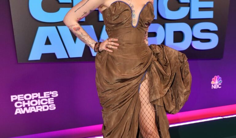 Paris Jackson is Pictured in a Brown Dress at 47th Annual People’s Choice Awards (17 Photos)