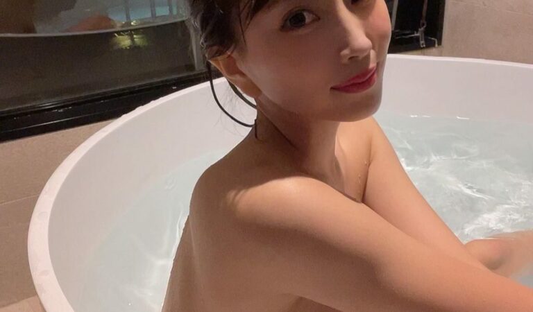 Tomomi Morisaki Poses Naked (2 Photos)