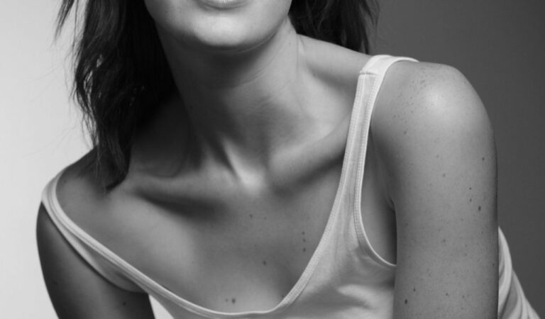 Elizabeth Henstridge Topless & Sexy Collection (13 Photos)