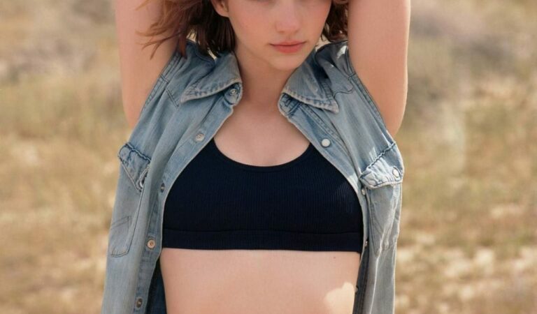 Emily Rudd Sexy (5 Photos)