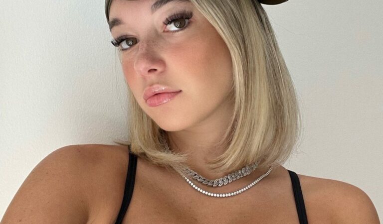 Sarah Snyder Nude & Sexy Collection (18 Photos)