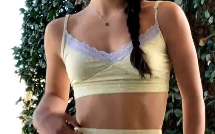 Charli D’Amelio Sexy Midriff Skirt Dance Video Leaked